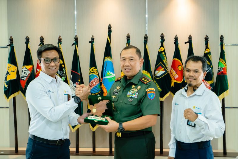 Manager PLN UPT Pontianak, Darul Irfan (kiri) memberikan plakat penghargaan kepada Pangdam XII/Tanjungpura Mayjen TNI Jamalullael (tengah) sebagai bentuk apresiasi atas komitmen TNI dalam mendukung pengamanan infrastruktur ketenagalistrikan di Kalimantan Barat. Turut mendampingi Manager PLN UP2B Kalbar, Ahmad Edy Syukral Siregar (kanan).