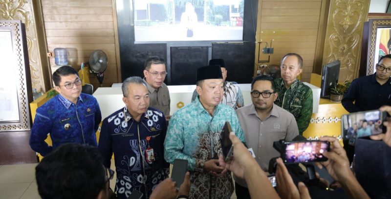 Bupati Tanah Bumbu Andi Rudi Latif menghadiri Rapat Koordinasi Kepala Daerah se-Kalimantan Selatan. (Foto : Istimewa)