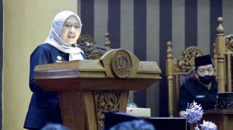 Pj. Sekretaris Daerah (Sekda) Yulian Herawati menyampaikan jawaban  pemerintah daerah terhadap Rancangan Anggaran Pendapatan dan Belanja Daerah Perubahan (RAPBD-P) Tahun Anggaran 2025. (Foto : Istimewa)
