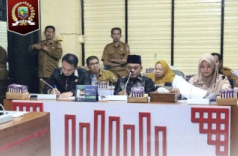 Wakil Ketua DPRD Kotabaru Awaludin (tengah) saat memimpin rapat terkait LPG 3Kg. (Humas DPRD/Istimewa)