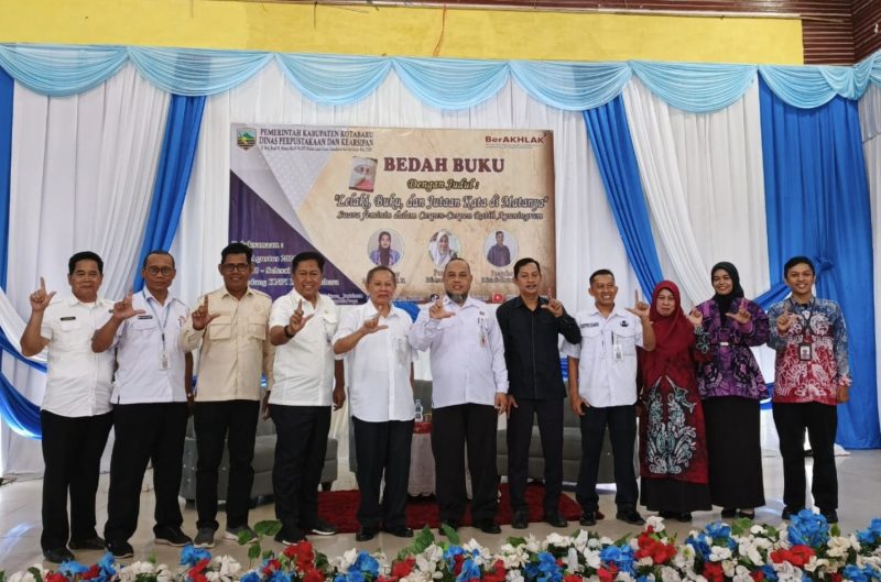 Dinas Perpustakaan dan Kearsipan (Dispersip) Kabupaten Kotabaru menggelar kegiatan literasi berupa bedah buku bertajuk “Lelaki, Buku dan Jutaan Kata di Matanya”. (Foto : Istimewa)