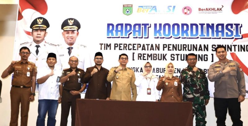 Bupati Andi Rudi Latif bersama tim Percepatan Penurunan Stunting (TPPS) dan Rembuk Stunting Tingkat Kabupaten Tahun 2025 di Batulicin. (Foto : Istimewa)
