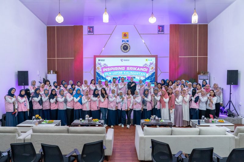Seluruh Srikandi PLN Group Kalimantan Selatan dan Kalimantan Tengah berfoto bersama General Manager PLN UIP3B Kalimantan, Riko Ramadhano Budiawan, didampingi jajaran Senior Manager, Ketua Champion Srikandi PLN UIP3B Kalimantan, serta narasumber pertama dalam agenda Inspiring Srikandi, Andi Tenri Sompa, Ketua Komisi Pemilihan Umum Provinsi Kalimantan Selatan.