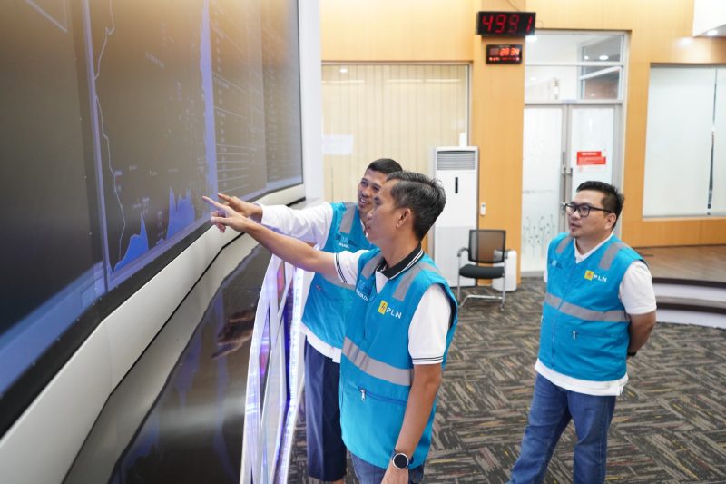Manager PLN UP2B Kalimantan Selatan dan Kalimantan Tengah, Indrayadi (depan), memberikan arahan teknis terkait beban puncak sistem kelistrikan di wilayah Kalselteng. Kegiatan ini merupakan bagian dari pemantauan intensif selama masa siaga kelistrikan nasional.