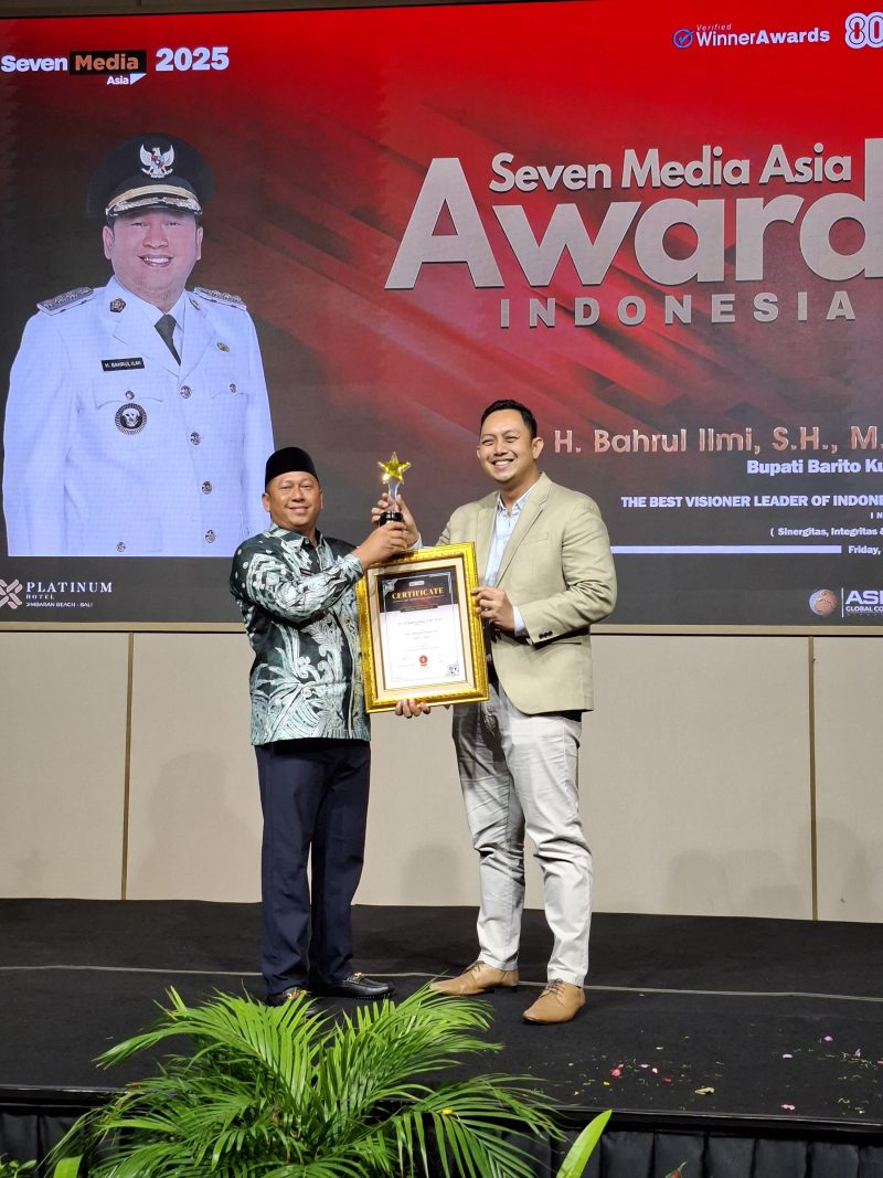 Bupati Barito Kuala, H. Bahrul Ilmi, sukses menerima Penghargaan bergengsi Visioner Leader Award 2025 dalam ajang Seven Media Awards Indonesia 2025