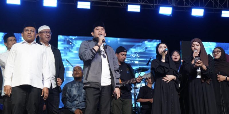 Bupati Tanah Bumbu, Andi Rudi Latif mengapresiasi pelaksanaan festival musik religi dan pelayanan publik memeriahkan kegiatan Aksi Tanah Bumbu Bershalawat. Foto : (Istimewa)