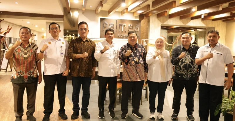 Sekretaris Direktorat Jenderal Perhubungan Darat, Ahmad Yani, melakukan pertemuan langsung dengan Bupati Andi Rudi Latif di  Banjarmasin. (Foto : Istimewa)