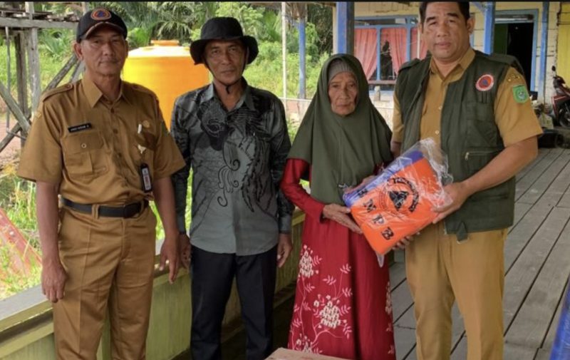 BPBD Tanah Bumbu menyalurkan bantuan logistik kepada korban terdampak musibah kebakaran pemukiman di Desa Pulau Tanjung. (Foto : Istimewa)