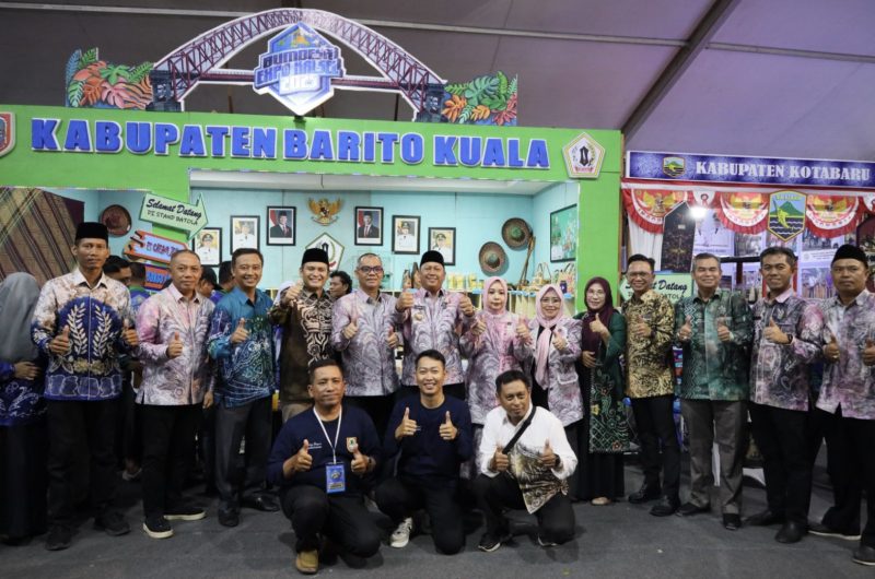Bupati Barito Kuala H. Bahrul Ilmi bersama Ketua TP PKK Kabupaten Barito Kuala Hj. Noor Hayati Bahrul Ilmi menghadiri pembukaan Pameran dan BUMDesa Kalsel Expo 2025. (Foto : Istimewa)