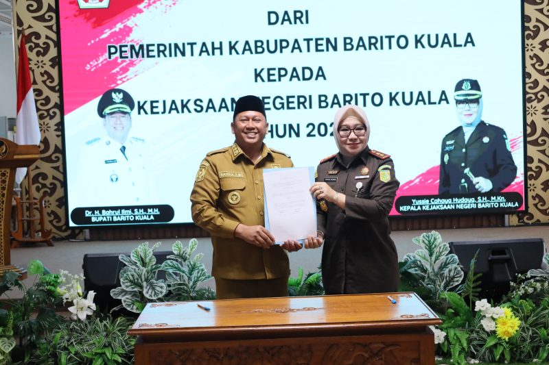 Bupati Barito Kuala H. Bahrul Ilmi Kepala bersama Kejari Barito Kuala, Yussie Cahaya Hudaya. (Foto : Istimewa)