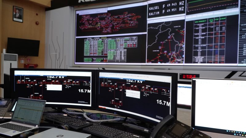Tampilan sistem pemantauan real-time di ruang kontrol PLN, yang digunakan untuk memonitor beban, tegangan, dan jaringan transmisi di wilayah Kalimantan Timur dan Utara.