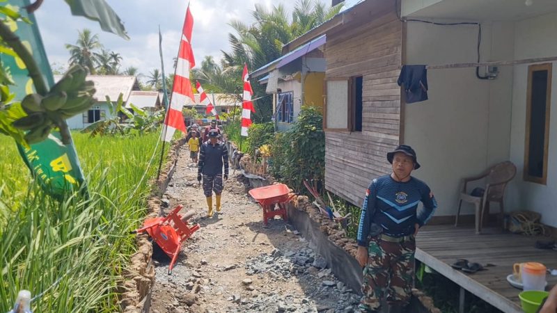 Perbaikan jalan yang dilakukan warga bersama TNI dalam program TMMD ke-125 di Kuin Kacil Kelurahan Mantuil