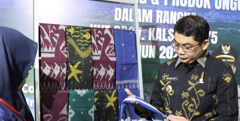 Bupati Tanah Bumbu, Andi Rudi Latif melihat langsung stand Kalsel Expo dan Bumdes Expo 2025 yang diselenggarakan dalam rangka memeriahkan Hari Jadi ke-75 Pemerintah Provinsi Kalsel. (Foto : Istimewa)