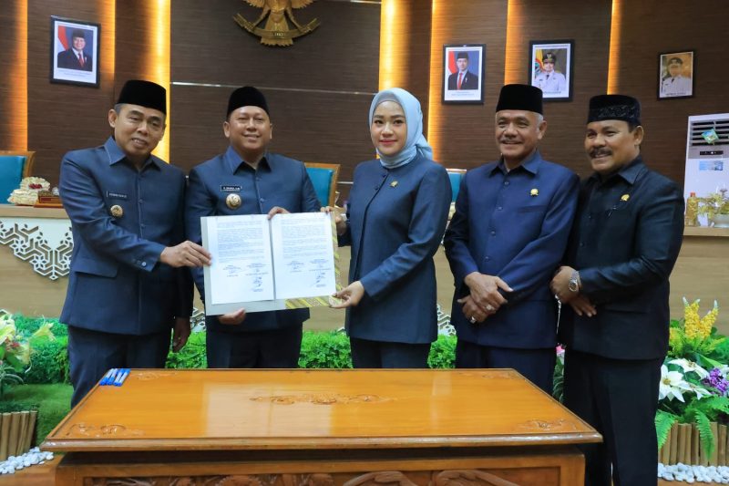 Penandatanganan Nota Kesepakatan Tahun Anggaran 2026, Persetujuan DPRD terhadap Rencana Pembangunan Jangka Menengah Daerah (RPJMD) Kabupaten Barito Kuala Tahun 2025–2029. (Foto : Istimewa)