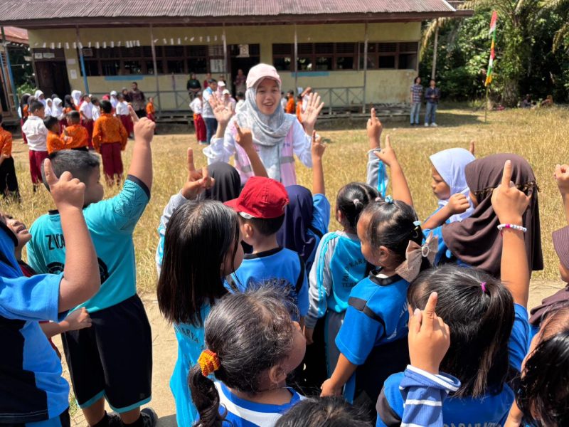 Keceriaan para siswa bersama Srikandi PLN mengikuti rangkaian kegiatan di SD Negeri 20 Sungai Raya, dalam rangka menumbuhkan nilai-nilai persatuan, kepedulian dan semangat membangun negeri di kalangan generasi penerus bangsa.