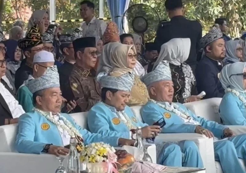 Momen Paman Birin didampingi Acil Odah saat menghadiri puncak Hari Jadi Provinsi Kalimantan Selatan di Banjarbaru. (Foto : Istimewa)