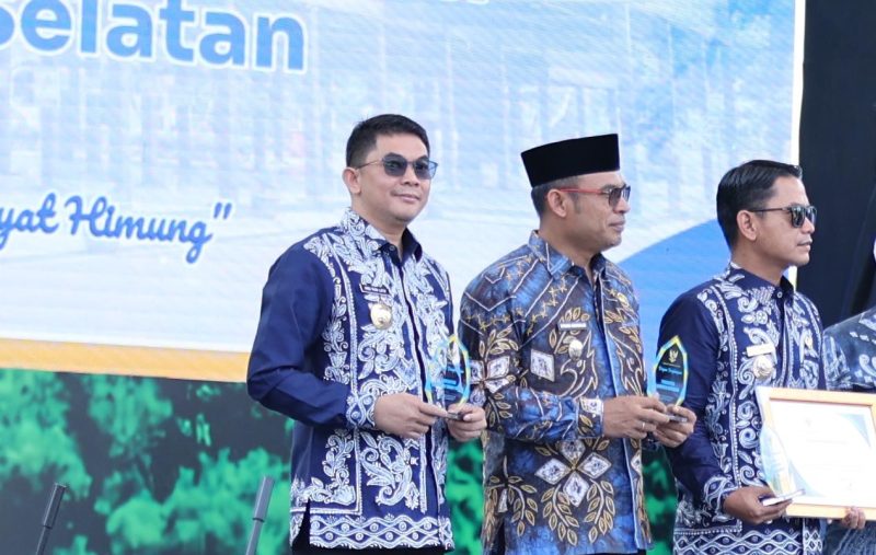Bupati Tanah Bumbu, Andi Rudi Latif (kiri) menerima penghargaan terbaik ke-2 atas capaian realisasi investasi terbesar di Kalimantan Selatan Tahun 2024. (Foto : Istimewa)