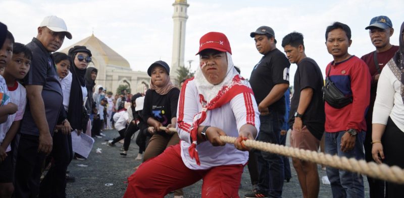 Pemerintah Kabupaten Tanah Bumbu menyelenggarakan berbagai perlombaan rakyat yang berlangsung meriah di Lapangan depan Masjid Al Falah, Simpang Empat. (Foto : Istimewa)