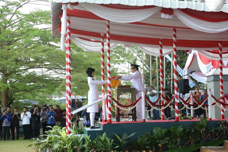Wakil Gubernur Kalsel, memimpin upacara enurunan bendera Merah Putih pada peringatan HUT RI ke-80 di halaman Kantor Gubernur Kalsel, Banjarbaru. (Foto : Istimewa)