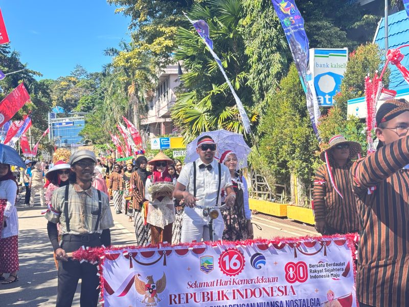 Ribuan masyarakat memadati jalanan Kota Kotabaru untuk menyaksikan karnaval dalam rangka memperingati Hari Ulang Tahun (HUT) ke-80 Republik Indonesia. (Foto : Istimewa)