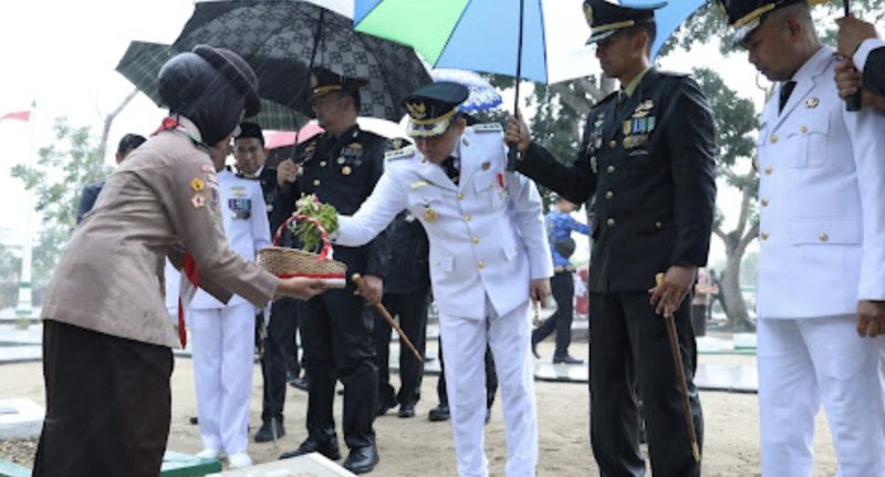 Bupati Tanah Bumbu Andi Rudi Latif bersama Wakil Bupati (Wabup) H. Bahsanuddin melaksanakan ziarah dan tabur bunga di Taman Makam Pahlawan (TMP) Mattone, Pagatan. (Foto : Istimewa)