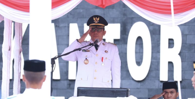 Bupati Tanah Bumbu Andi Rudi Latif menjadi inspektur pada Upacara detik-detik Proklamasi peringatan HUT ke-80 Kemerdekaan Republik Indonesia. (Foto : Istimewa)