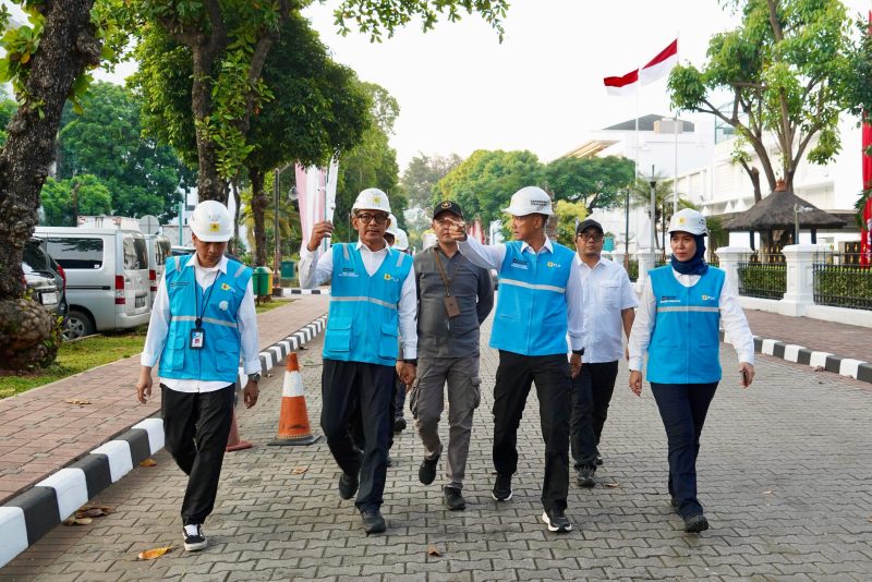 Direktur Utama PLN, Darmawan Prasodjo (ketiga dari kanan) didampingi Direktur Distribusi PLN, Arsyadany G. Akmalaputri (kanan), General Manager PLN UID Jakarta Raya, Moch. Andy Adchaminoerdin (kedua dari kiri), dan Kepala Bagian Bangunan Sekretariat Presiden, Andi Firdaus (ketiga dari kiri) saat meninjau kelistrikan kawasan Istana Merdeka yang menjadi venue Upacara HUT ke-80 Kemerdekaan RI.