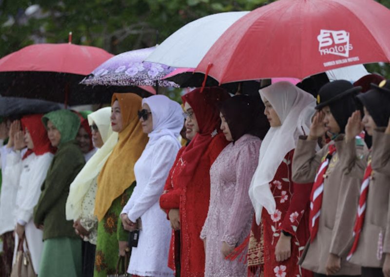 Ketua TP PKK Kabupaten Tanah Bumbu, Andi Irmayani Rudi Latif, ziarah ke Makam Pahlawan Mattone, Kecamatan Kusan Hilir. (Foto : Istimewa)