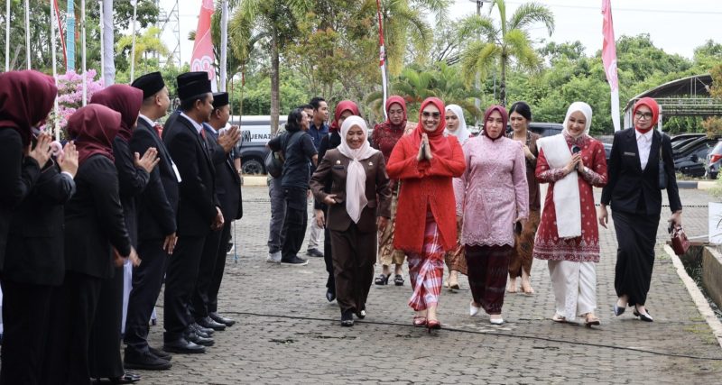 Ketua TP PKK Kabupaten Tanah Bumbu, Andi Irmayani Rudi Latif, menghadiri upacara detik-detik proklamasi Hari Ulang Tahun (HUT) ke-80 Kemerdekaan Republik Indonesia. (Foto : Istimewa)