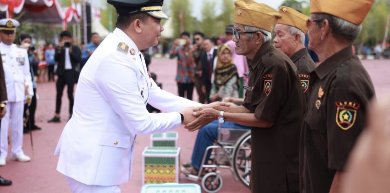 Bupati Andi Rudi Latif menyerahkan bantuan kepada lansia dan veteran, serta masyarakat yang membutuhkan. Di antaranya rehabilitasi rumah tidak layak huni, bantuan anak yatim, piatu, dan yatim piatu. (Foto : Istimewa)
