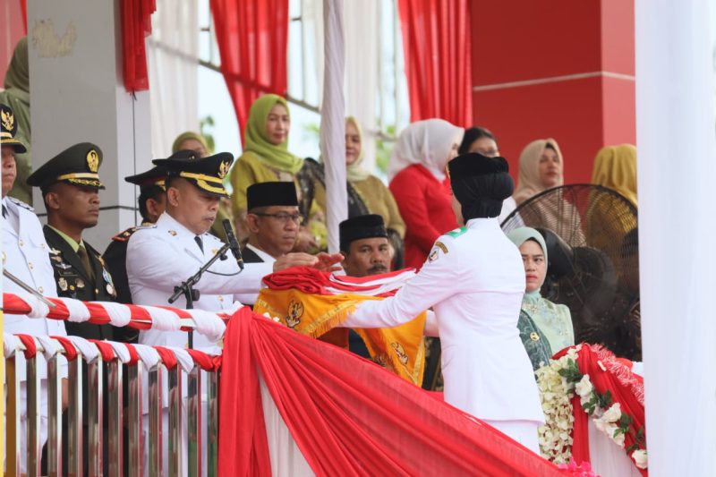 Upacara penurunan Bendera Merah Putih dalam rangka peringatan HUT ke-80 Proklamasi Kemerdekaan Republik Indonesia di Kabupaten Barito Kuala. (Foto : Istimewa)