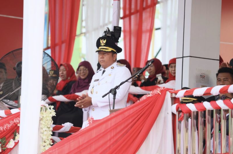 Bupati Barito Kuala H. Bahrul Ilmi memimpin jalannya upacara yang digelar di Lapangan 5 Desember Marabahan, Minggu (17/8). (Foto : Istimewa)