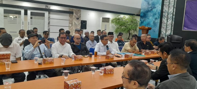 Hendry Ch Bangun saat menyerahkan berkas pendaftaran bakal Calon Ketua PWI. (Foto : Istimewa)