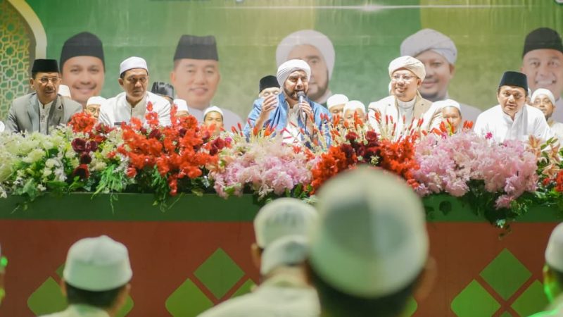 Lantunan sholawat menggema di lapangan Lambung Mangkurat Kandangan Kabupaten Hulu Sungai Selatan bersama Habib Syeh yang dihadiri Wakil Gubernur Kalsel Hasnuryadi Sulaiman. (Foto : Istimewa)