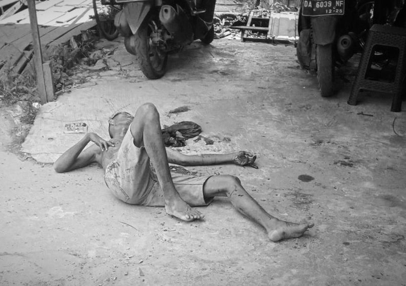 Korban Patur Rochman (25) warga Jalan Trisakti Komplek Yuka, Basirih tergeletak usai diserang menggunakan samurai. (Foto : Istimewa)