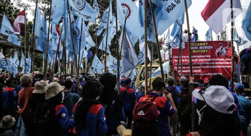 Massa buruh yang tergabung dalam Konfederasi Serikat Pekerja Seluruh Indonesia (KSPSI) dan Serikat Pekerja Nasional (SPN) yang berujunuk rasa beberapa waktu lalu. (Foto : Istimewa)