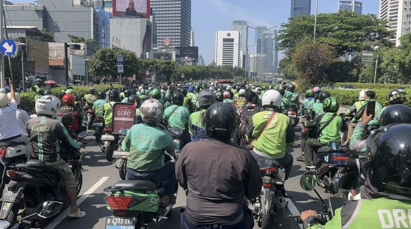 Iring-iringan ratusan pengemudi ojol tampak mengantar almarhum menuju Tempat Pemakaman Umum (TPU) Karet Bivak. (Foto: Istimewa)
