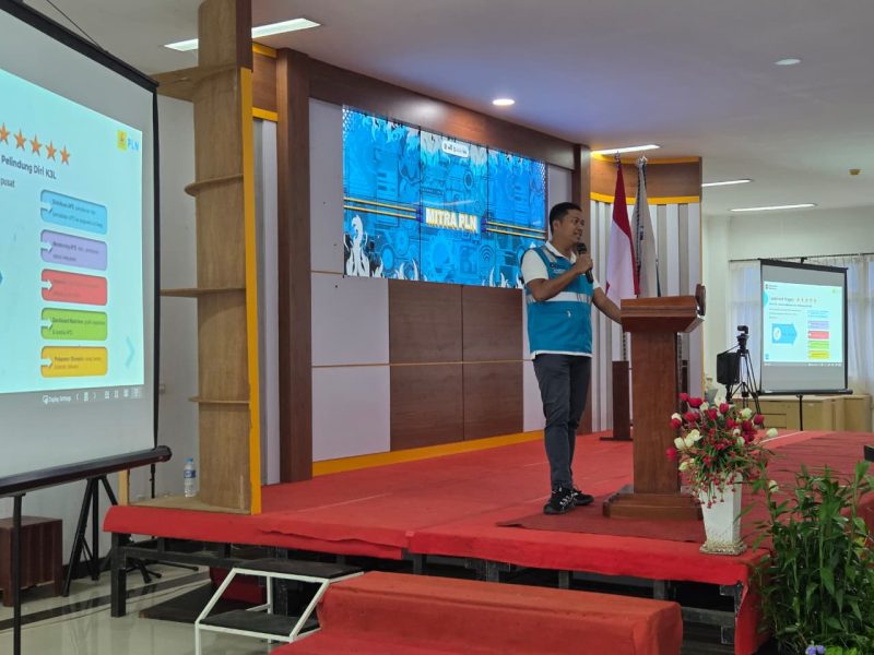 Manager PLN UPT Banjarbaru, Bayu Putra Andrianto, menyampaikan materi pada Kuliah Perdana Program Studi TRKJ Politala di Aula Gedung Teknologi Informasi (GTI) Politala, Sabtu (23/8). Kegiatan ini menjadi bagian dari sinergi PLN dan dunia pendidikan dalam mendukung digitalisasi kelistrikan.