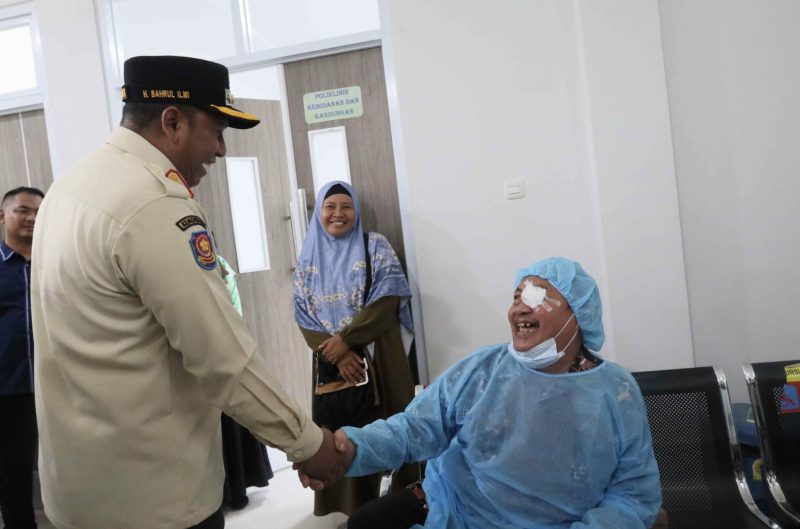 Bupati Kabupaten Barito Kuala, Bahrul Ilmi menyapa salah satu pasien yang mengikuti program operasi katarak. (Foto: Istimewa)