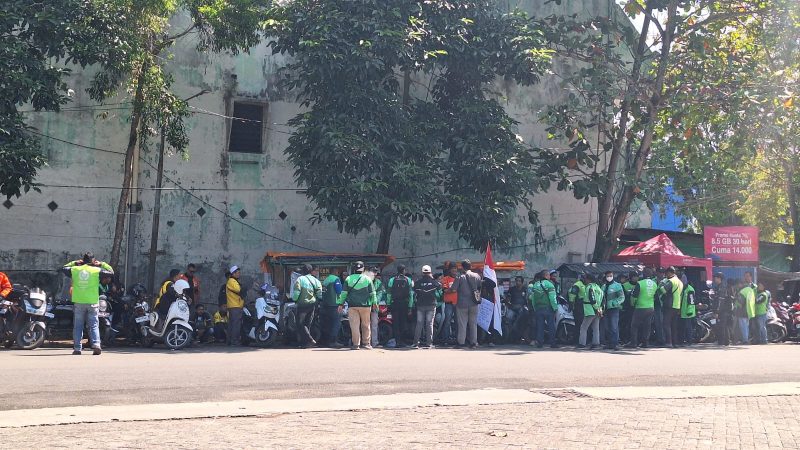 sejumlah massa melibatkan berbagai elemen masyarakat, mulai dari mahasiswa, buruh, hingga komunitas lokal mulai berkumpul di Taman Kamboja. (Foto : wasaka.id)