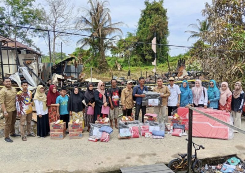 Bupati Barito Kuala, H Bahrul Ilmi bersama jajaran Pemerintah Kabupaten Barito Kuala menyalurkan bantuan kepada korban terdampak kebarkaran. (Foto: Istimewa)