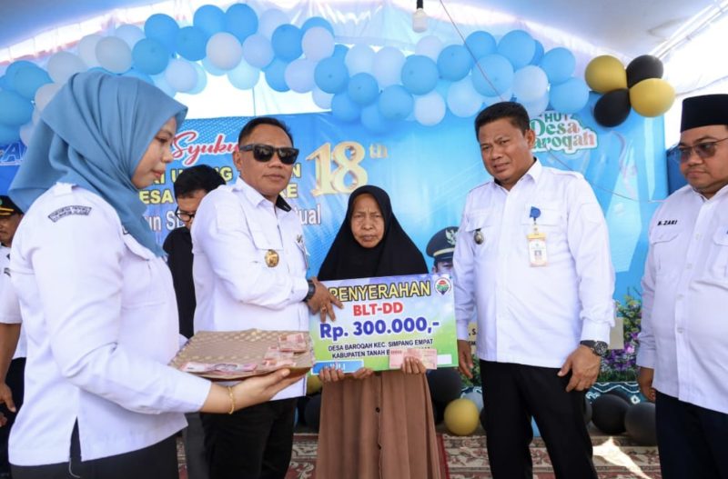 Peringatan HUT Desa Baroqah tahun ini ditandai dengan pemotongan tumpeng, penyerahan santunan anak yatim, dan penyaluran Bantuan Langsung Tunai (BLT). (Foto: Istimewa)