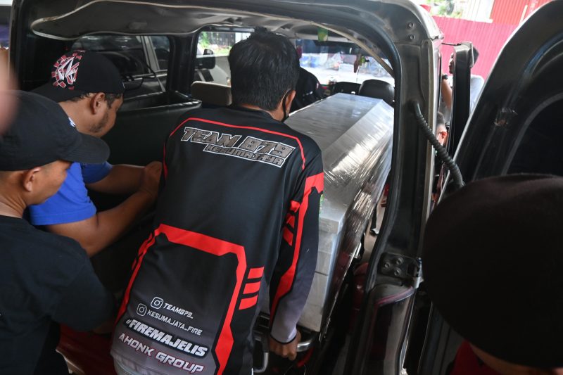 Proses evakuasi jenazah tiga WNA yang akan dipulangkan ke negaranya masing-masing. (Foto: Istimewa)