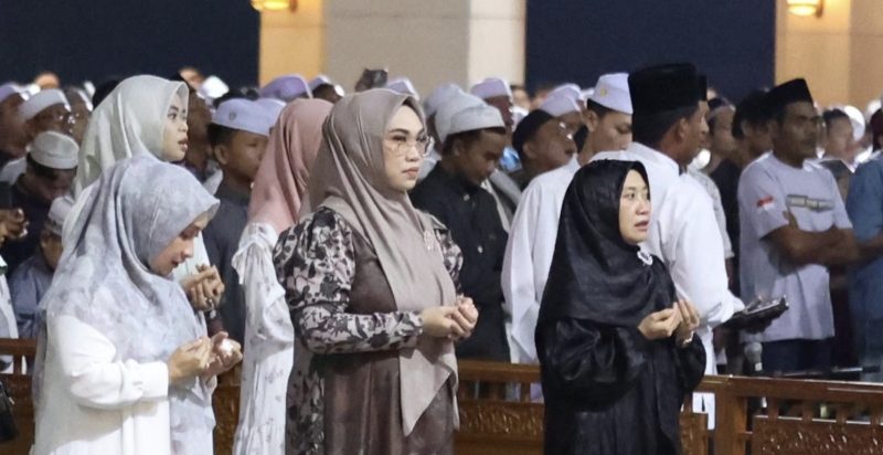 Ketua TP-PKK Tanah Bumbu, Andi Irmayani Rudi Latif, menghadiri Peringatan Maulid Nabi Muhammad SAW dan doa bersama. (Foto: Istimewa)