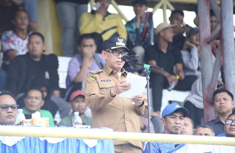 Bupati Kotabaru, H. Muhammad Rusli resmi menutup turnamen Sepak Bola Bupati Cup 2025. (Foto: Istimewa)