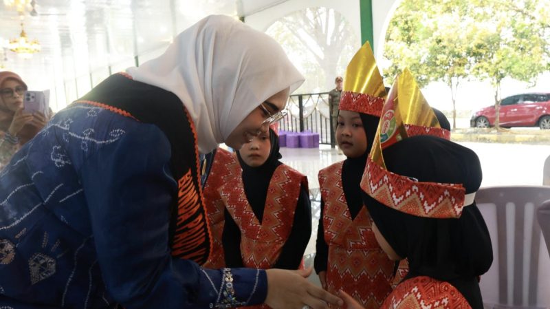 Bunda PAUD Kabupaten Tanah Bumbu, Andi Irmayani Rudi Latif, menghadiri kegiatan Pendampingan Bunda PAUD dan Kelas Orang Tua di pendopo Kantor Bupati. (Foto: Istimewa)