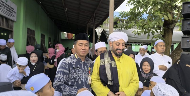 Kehadiran Habib Hasan menjadi berkah tersendiri, membawa kesejukan, pencerahan, serta semangat dalam mencintai Rasulullah SAW dan memperkuat nilai keislaman di Tanah Bumbu. (Foto: Istimewa)