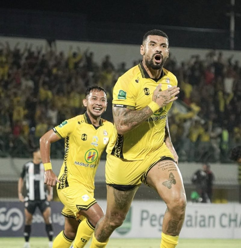 Selebrasi Renan Alves ucai mencetak gol ke gawang Kendal Tornado FC. (Foto: Istimewa)