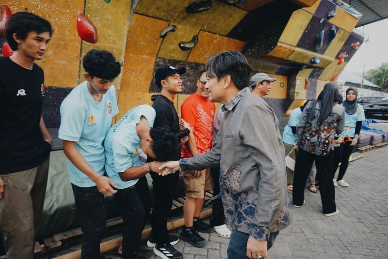 Ketua FPTI Kalsel, Hasnuryadi Sulaiman yang menyempatkan diri hadir untuk melihat latihan para atletnya dan memberikan semangat sebelum berlaga di Jawa Tengah. (Foto: Istimewa)