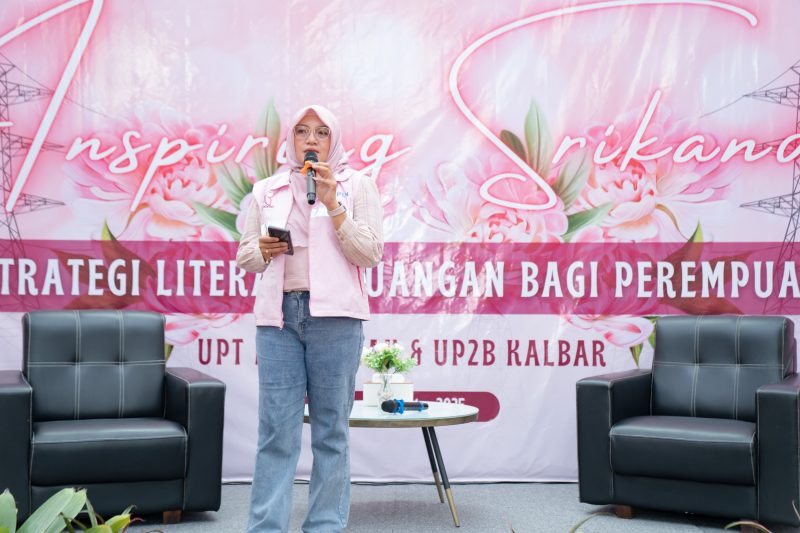 Endah Trianingtyas, Senior Manager Keuangan, Komunikasi, dan Umum  UIP3B Kalimantan yang juga sebagai Champion Srikandi PLN memberikan sambutan pada acara Inspiring Srikandi bertema “Strategi Literasi Keuangan Bagi Perempuan”.